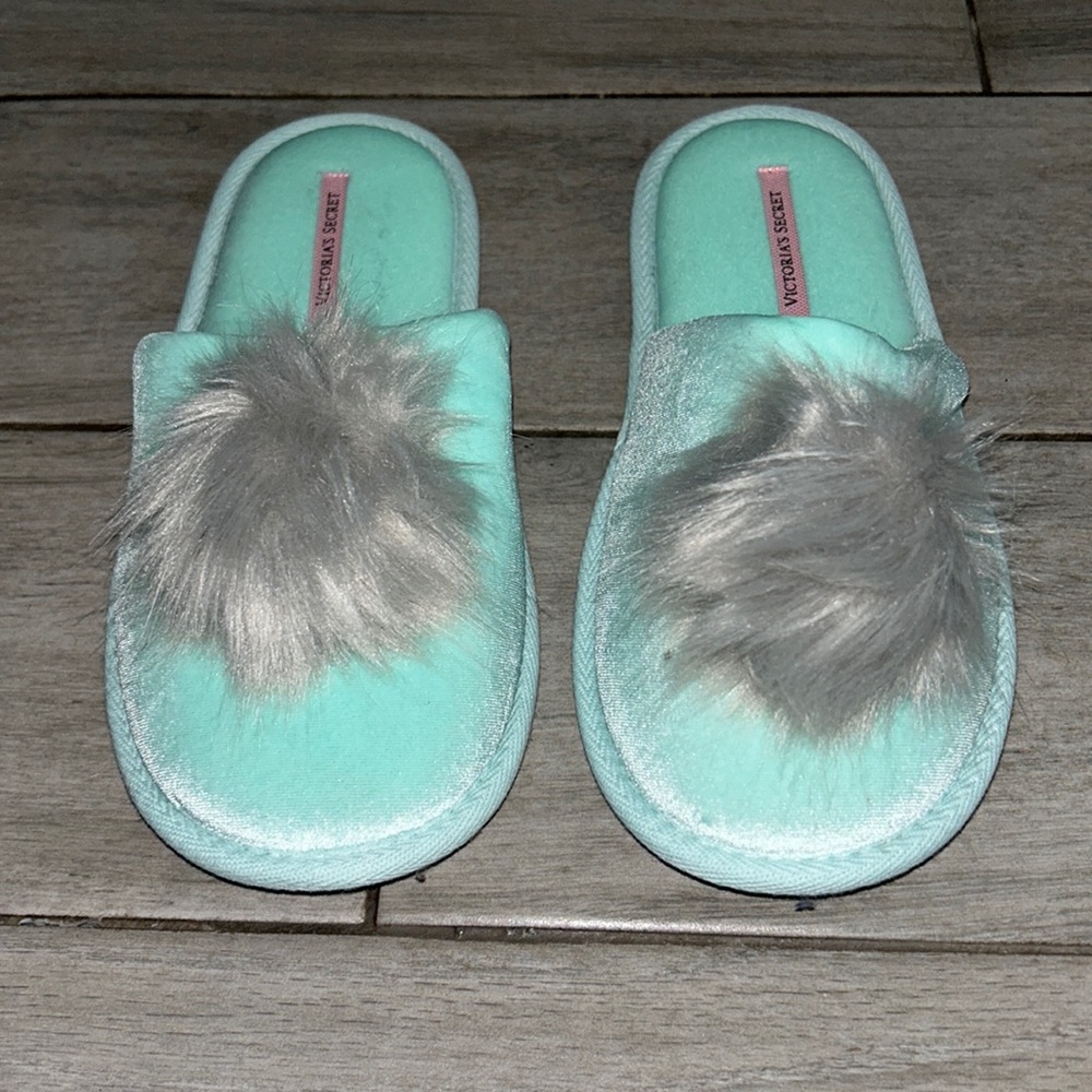 Victoria’s Secret Medium Slippers